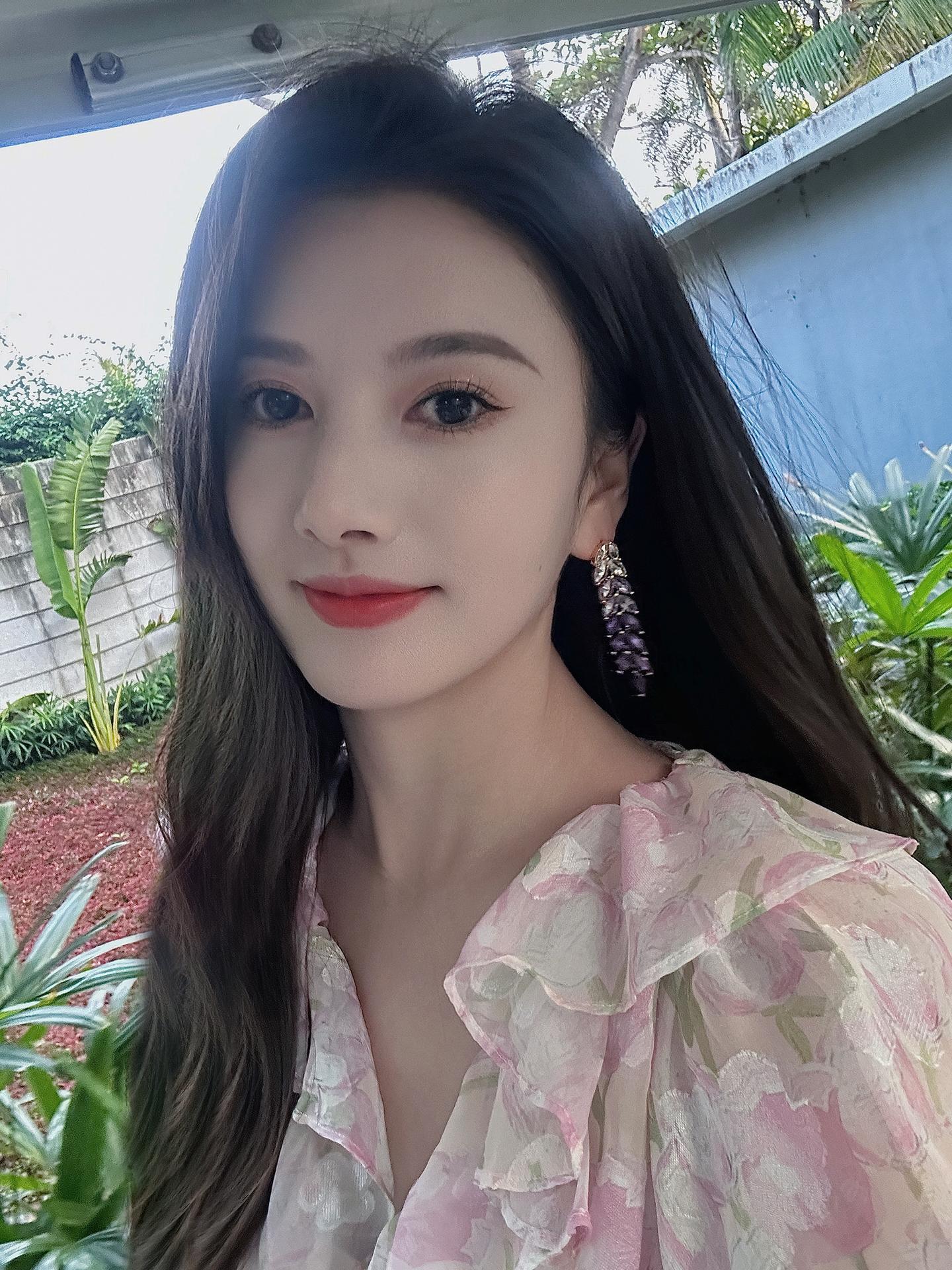 我觉得女性最大的魅力 不是世俗的漂亮 也不是为谁而改变模样  而是顽强...