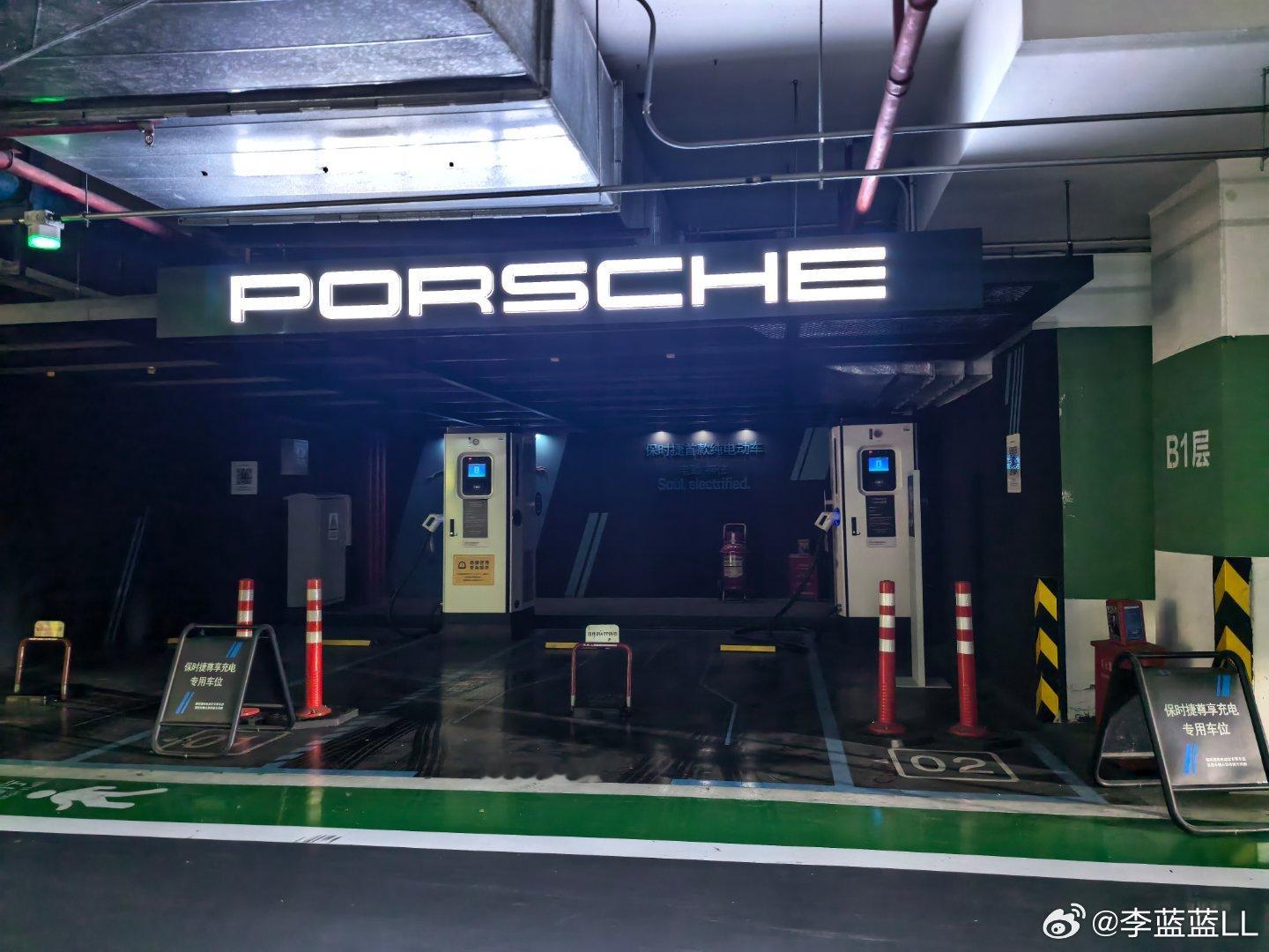 不知道大家发现没。最近这两年，城市周边的高速和商场多了很多保时捷的充电站。保时捷