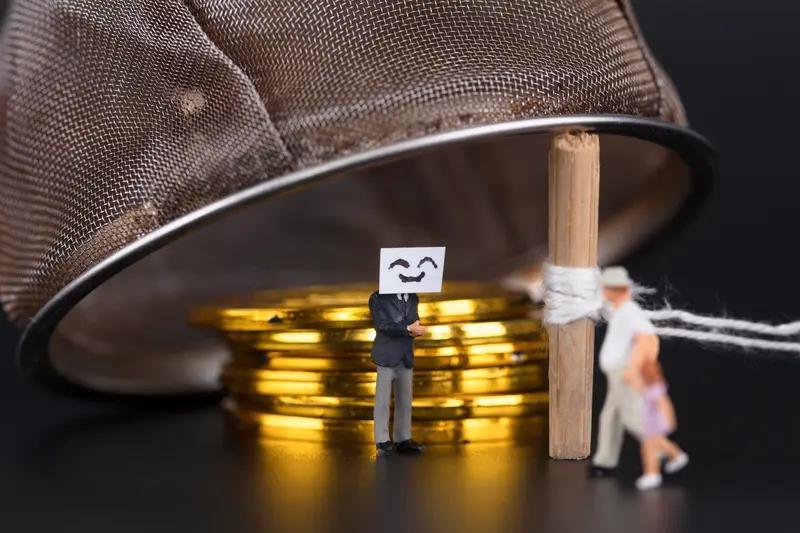 很多人容易上当受骗，原因主要有俩。一是贪婪作祟，利欲熏心。诈骗分子就利用人们想一