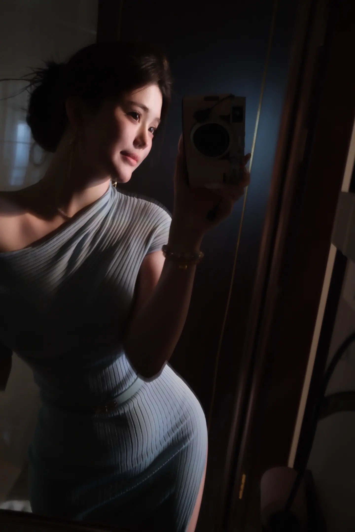 女性如果精神贫瘠，执着于被爱，过于渴望被认可，那无论她享有各种能力和资...