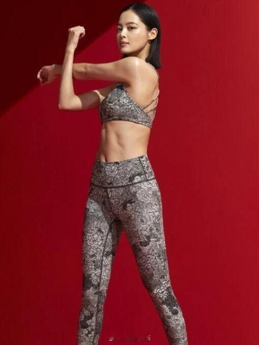 辛芷蕾穿“无痕液体裤”惹争议 