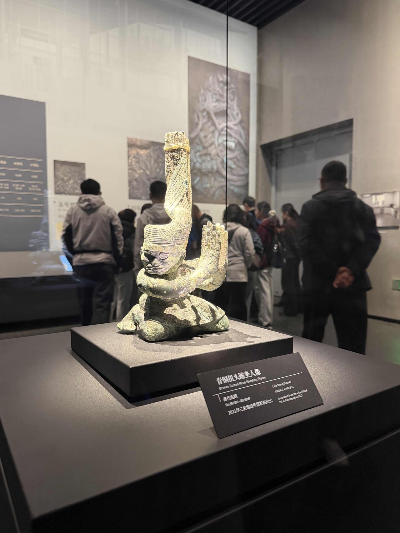 青铜扭头跪坐人像
在绘画作品里，最难画的就是人物，尤其是动态人物更难画，铸造青铜