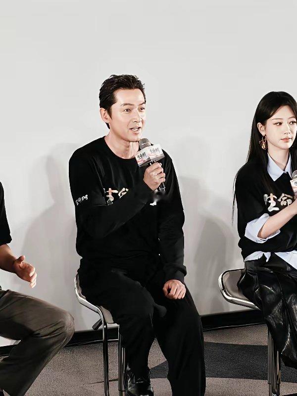 今天杨紫和胡歌一起宣传新片，两位都穿了黑色的衣服，看上去特别的般配，像一对年轻的