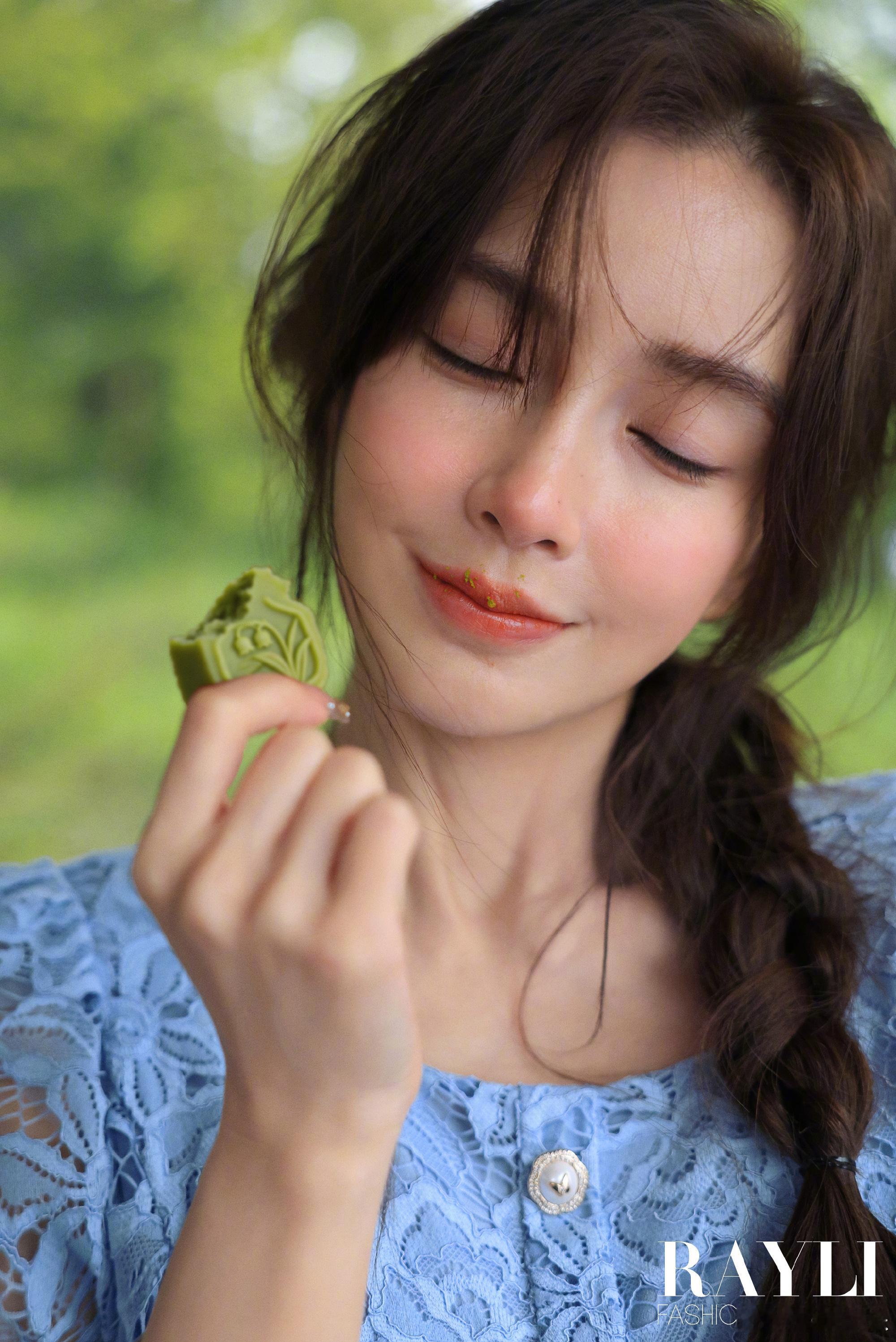 陈漫拍的Angelababy杂志照片，属实是欣赏不来，好好的一张建模脸为啥嘴唇非