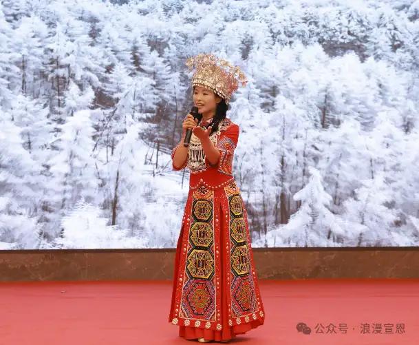 冬季雪花它最美，
寒冬腊梅雪花陪，
雪花本是吉祥物，
打工老乡何时归？
大雪纷飞