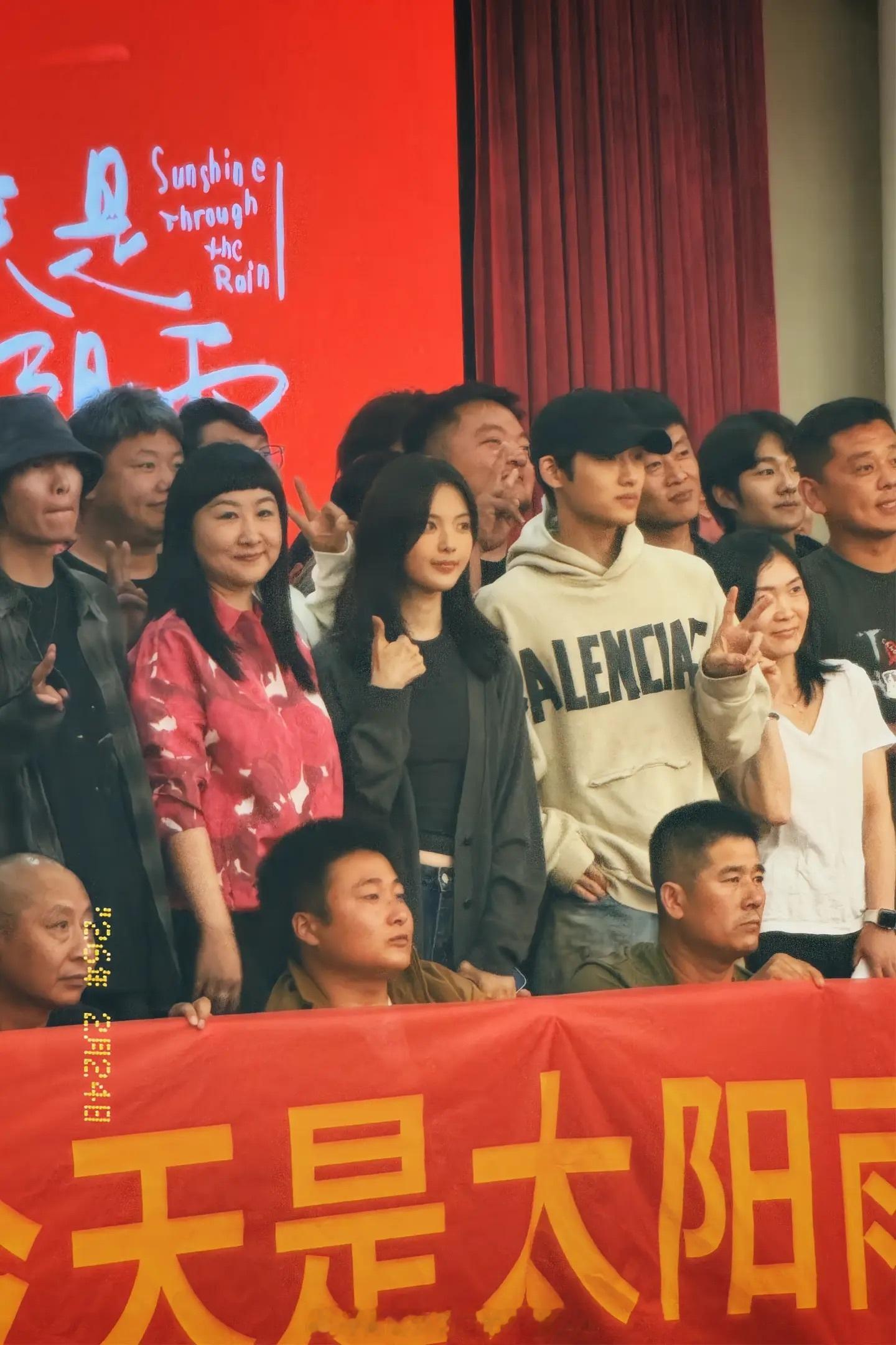 杨超越董思成《今天是太阳雨》国内戏份杀青，下一站转战国外啦祝拍摄顺利！！