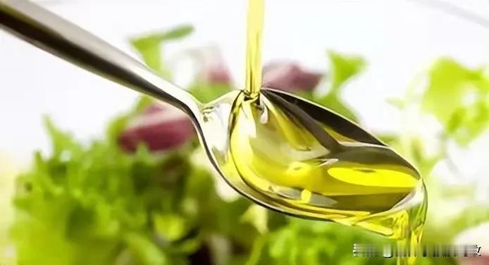 中式烹调的特点是用油多。中国是美食之国，人们习惯的煎、炒、烹、炸的烹调方式，都要