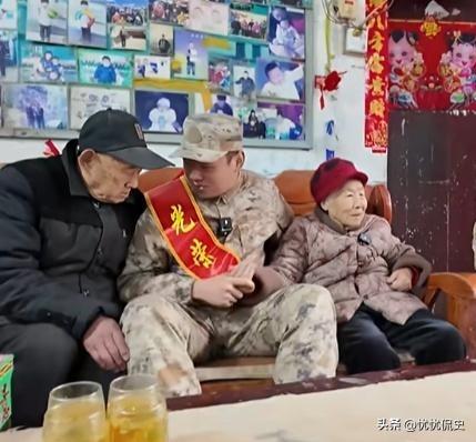 一个从小父母双亡、靠爷爷奶奶拉扯大的小伙张浩爽，在收到入伍通知书的那天，没有欢呼