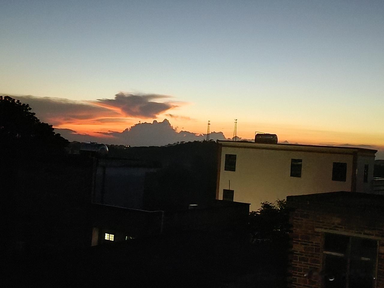 分享我这周有趣的事：天边晚彩的形状象张开口的狼，似要吞噬星空。