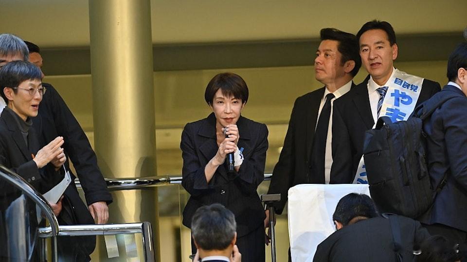 “日本的经济，就像一把正在下坠的刀，没有人愿意伸手去接。”

这是高市早苗内阁宣