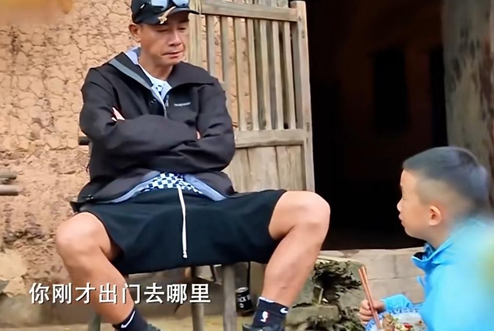 陈小春生气儿子撒谎，他直接把儿子的饭碗一脚踢开！
陈小春：“你刚才出门去哪里”，