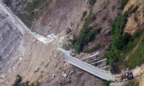 2008年汶川大地震时，15名空降兵从5000米的高空盲跳，下降中的李振波发现自