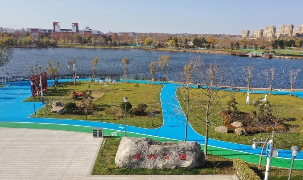 冬日生活打卡季近日，青岛市城阳区河套街道滨湖公园适儿化改造项目正式完工亮相！项目