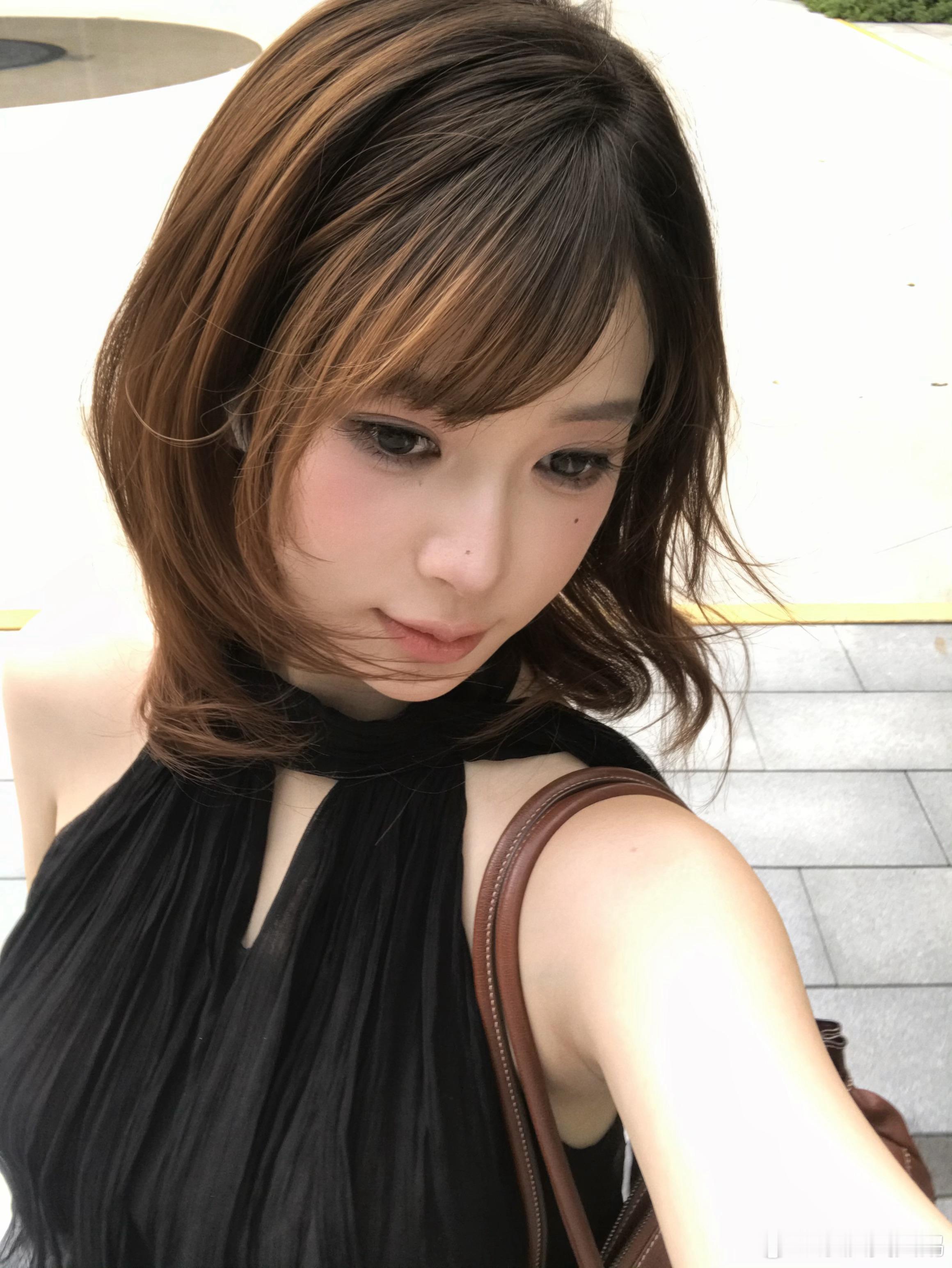 七点多起来就去化妆室了带着被我剪坏的稀疏刘海和拆完的细碎中短发结果老师跟我头发长