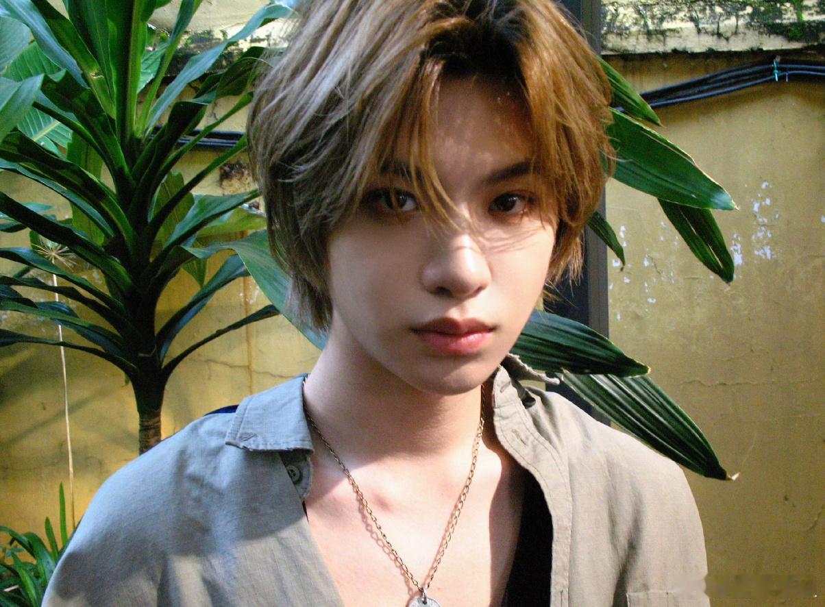 被此男帅到简直是轻而易举黄明昊 ​​​