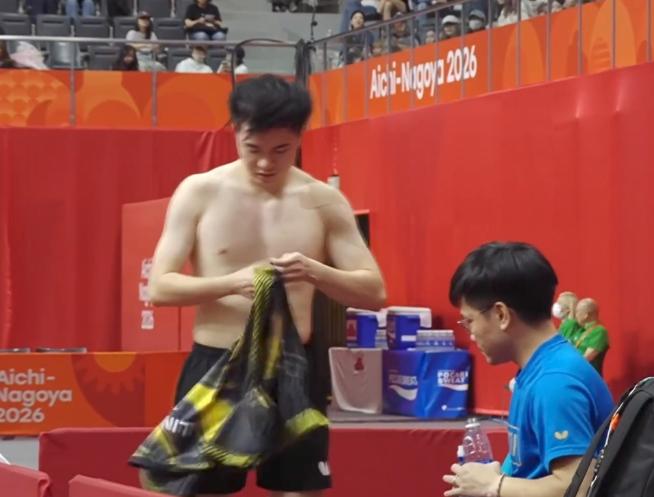 我去！林诗栋去后台换衣服时，林昀儒直接在场面换衣服，原来人家有肌肉，而且他也受伤