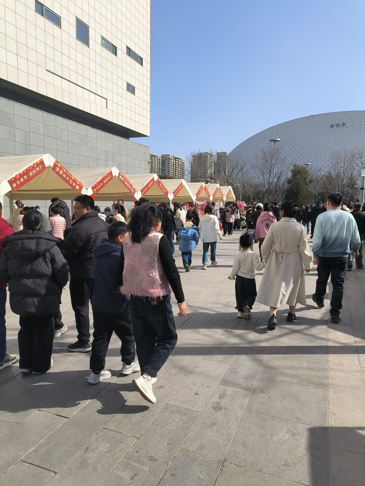 弘扬正能量。春节假日期间顾客盈门的淄博陶瓷琉璃艺术馆。
这也是随着2023年淄博