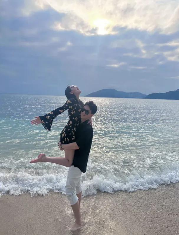 张馨予老公何捷被证实已转业，因娶了大明星老婆升不上去？

之前网友扒出，张馨予的