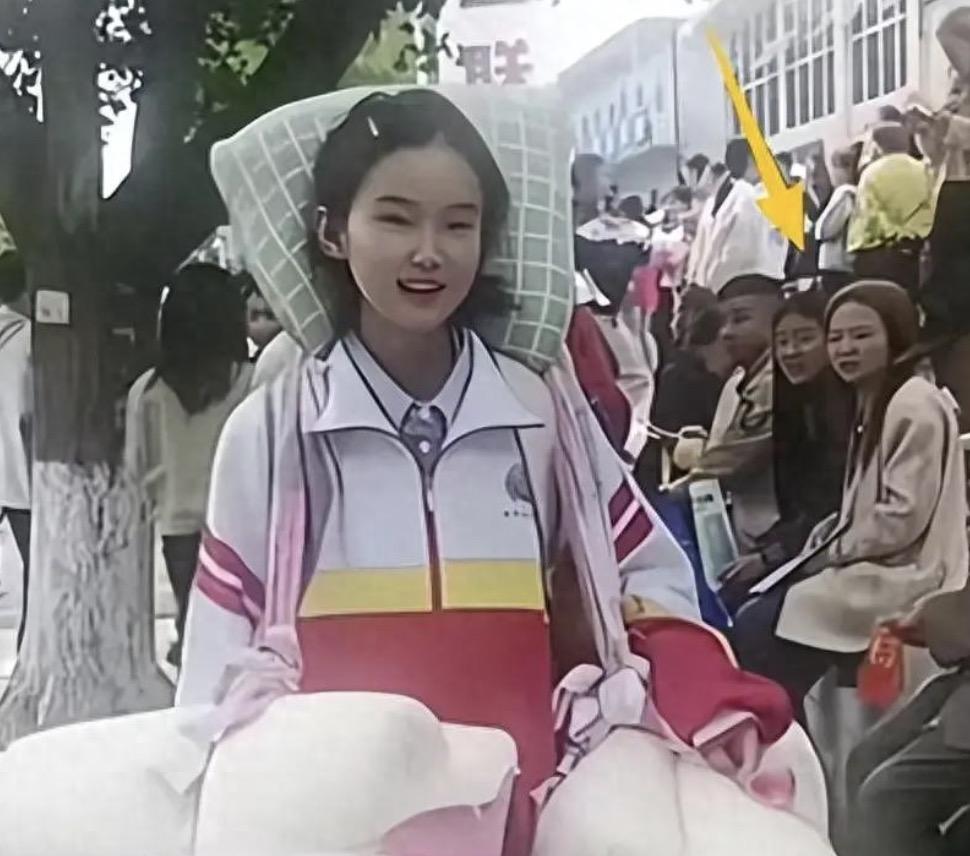 大家还记得，扛被褥出考场的女孩吗？
高考结束那天，女孩一个人扛着被褥、提着行李走