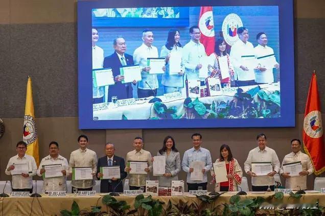 周日，菲律宾参众两院代表团部分成员在菲律宾国际会议中心，签署了关于拟议的6.7万