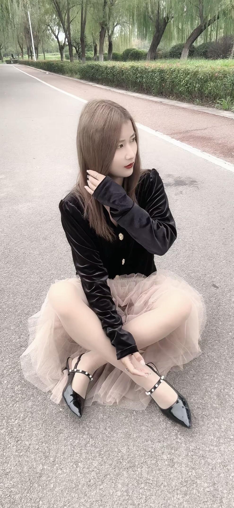 优雅黑丝绒与甜美粉纱裙的完美结合，尽显时尚与甜美并存的气质。