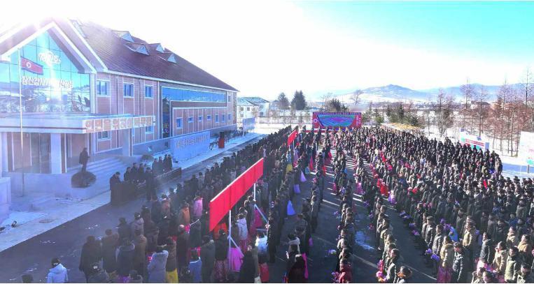 长津郡土豆粉厂竣工

在咸镜南道长津郡新建的土豆粉厂竣工投产。
工厂具备综合调度