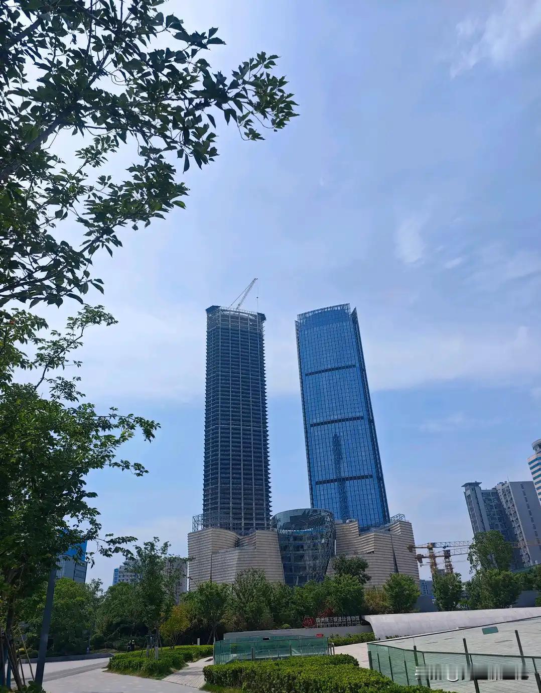 德基广场幕墙安装完毕，终于让彭城广场西南角亮了一点点。
之所以是一点点，就是因为