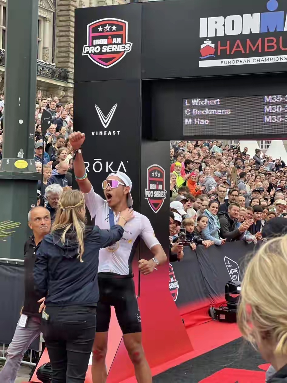 6月2日，在IRONMAN德国汉堡欧锦赛上，中国铁人三项运动员苗浩在全程226公