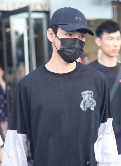 龚俊白衣公卿剧本围读下班路透龚俊白衣公卿剧组围读下班路透龚俊从剧组围读下班，休闲