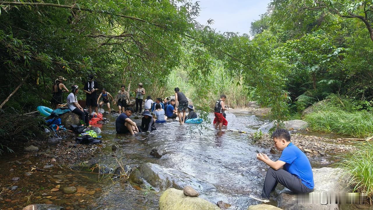 鹤山市鹤城镇社营村，不起眼的小山沟，玩水的游客野餐游泳很惬意。
地点：导航社营村