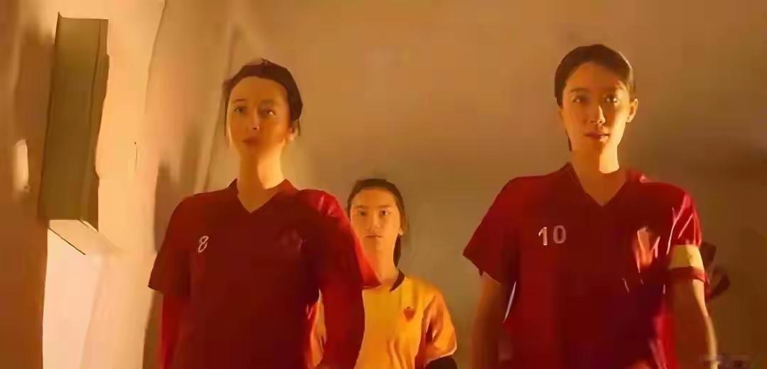 嘉玲曝《女足》剧组聚餐，全场消费由张小斐买单，背后原因是贾玲 