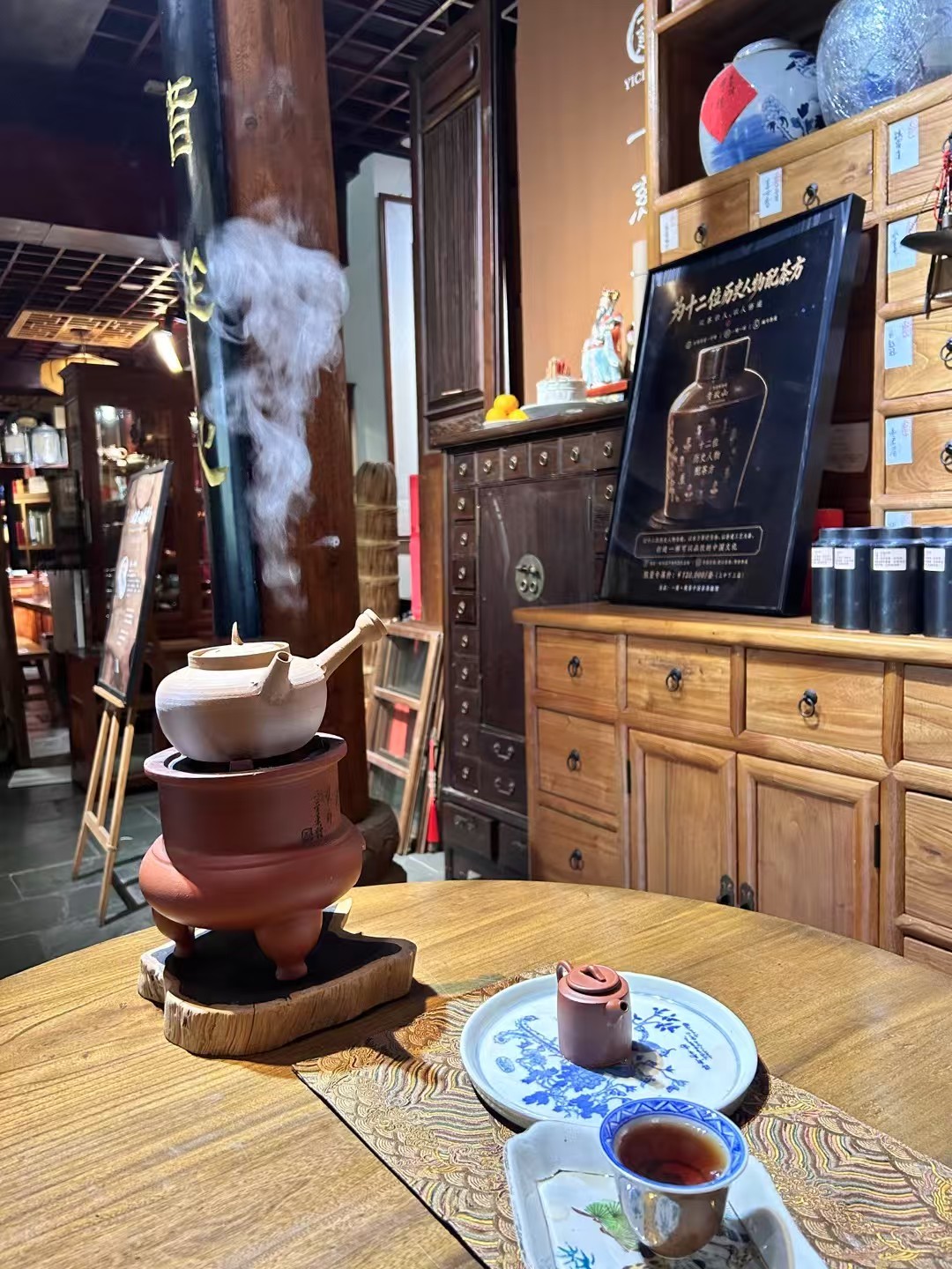 品茶赏器交友  茶就像繁华喧嚣的城市里精心保留的园林，属于城市但又保留了自己的那