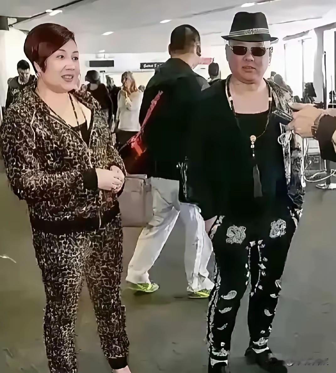 看看“刚子”这身打扮，不知道是真实的照片，还是Al而成的。
看起来比他家少公子还