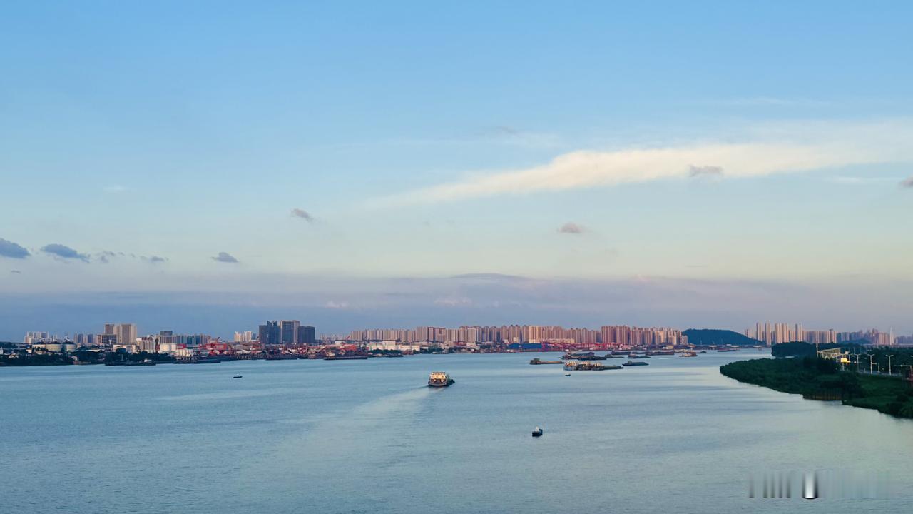 碧空如洗映湘江