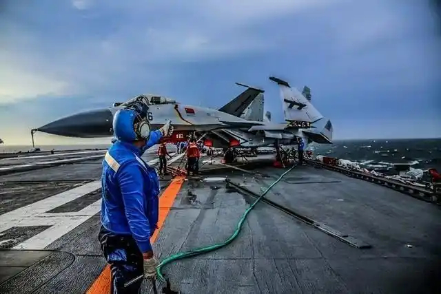 歼35战斗机的充电口位于左侧进气道侧壁，相比歼15的位于左侧发动机短舱侧壁，舰上