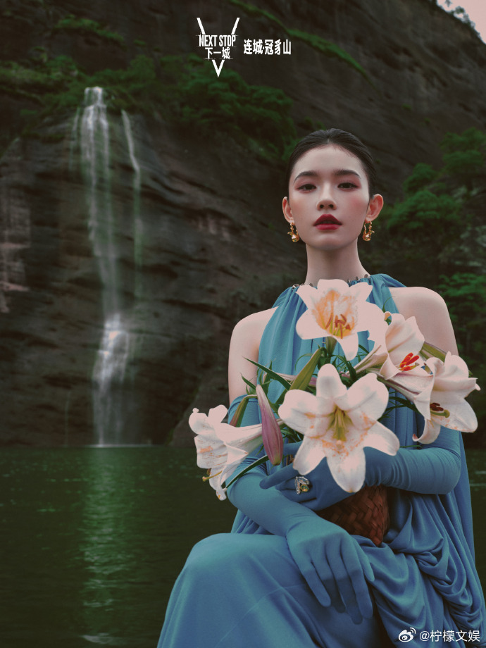 林允撑伞神图有了 红衣撑伞的画面在山水之间仿佛凸显出来了独一无二的美。林允撑伞神