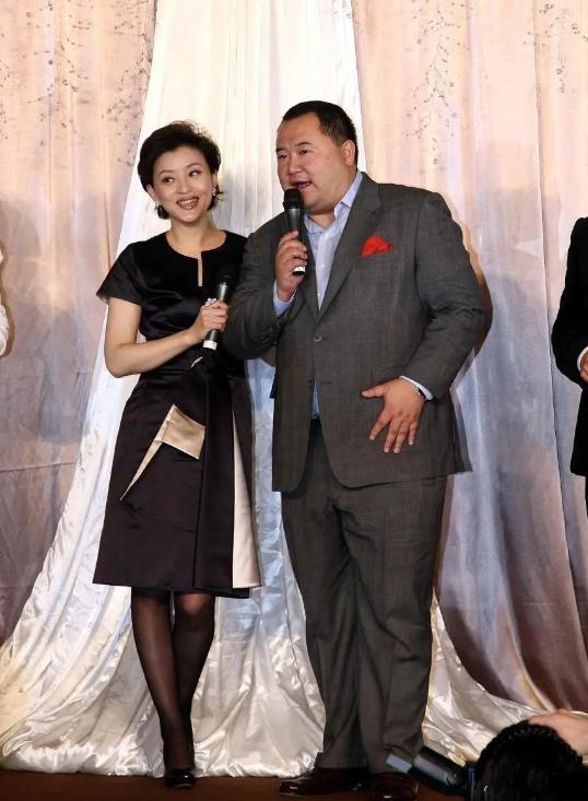 1994年，26岁的杨澜坚决和在银行上班的丈夫张一兵离婚，一转身就嫁给了身价10