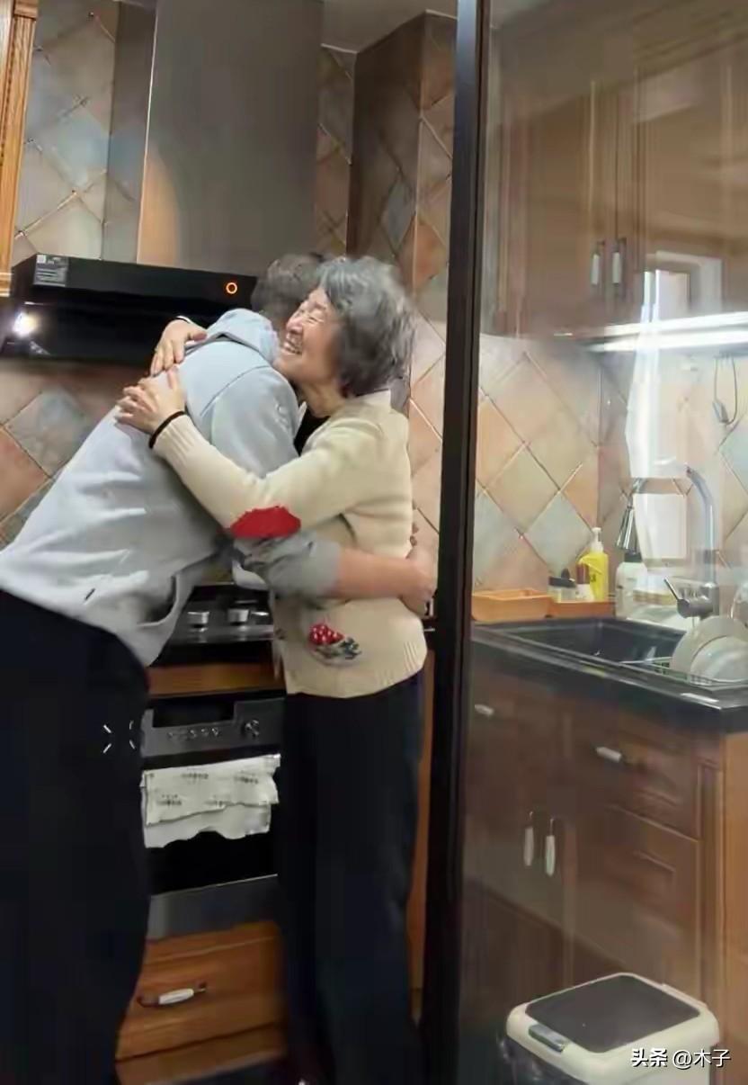 元宵节全网都在晒山珍海味的团圆宴、摆拍的全家福，唯独李亚鹏在厨房给妈妈的那个拥抱