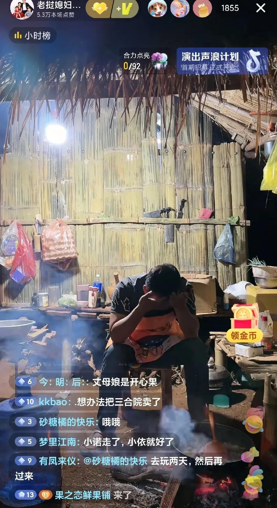今晚阿彪直播，透露一直跟着他们的小诺离开了，说是走亲戚去了。

直播时，小依负责