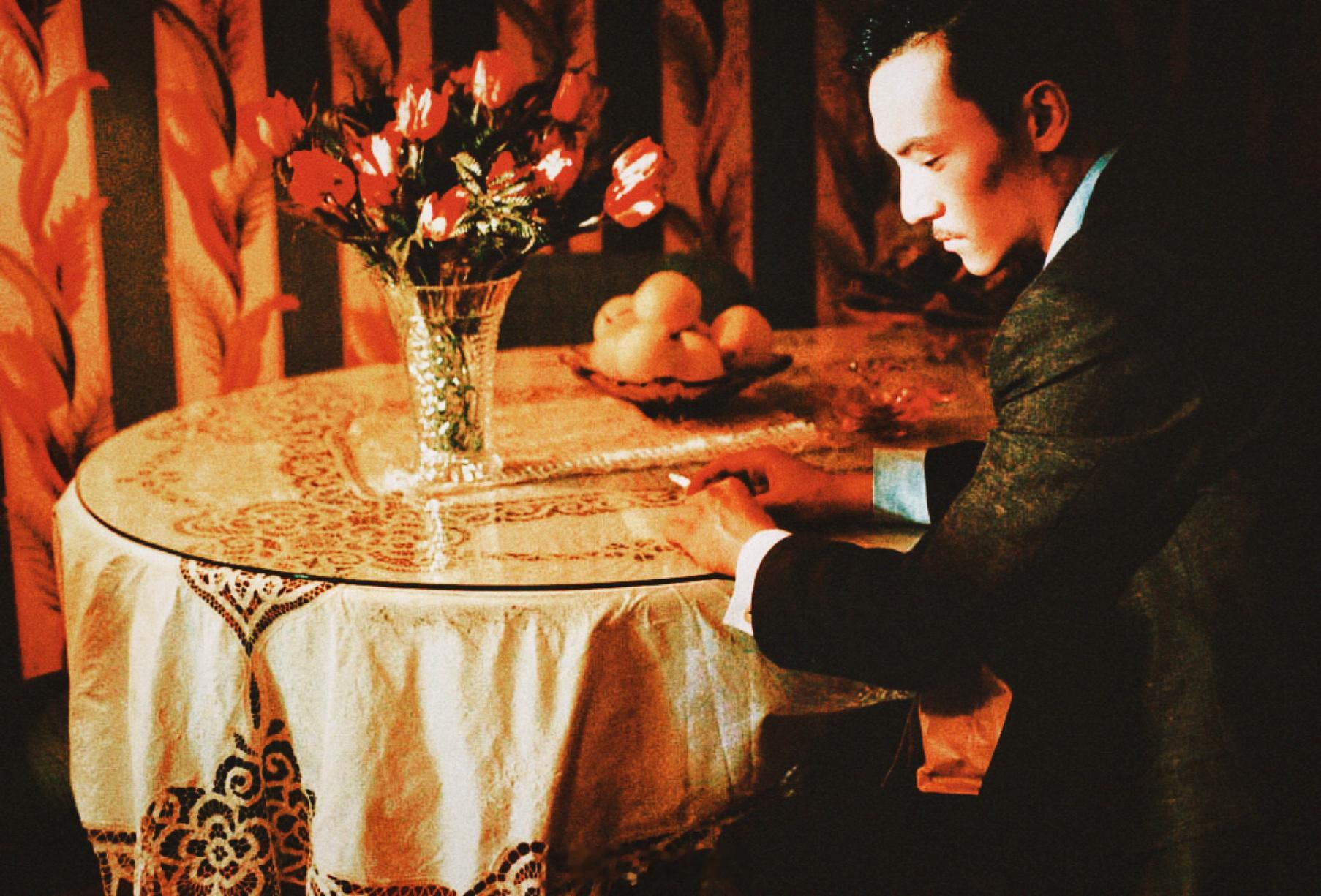 香港电影剧照拾遗 欲，流动在女主人的旗袍，和裁缝摩挲她身体的指间……渴望又压抑的