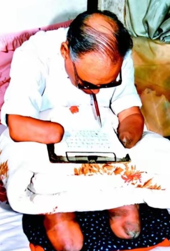 1952年，被冻掉四肢的志愿军战士朱彦夫回到山东老家，母亲哭着对他说：“儿呀，你