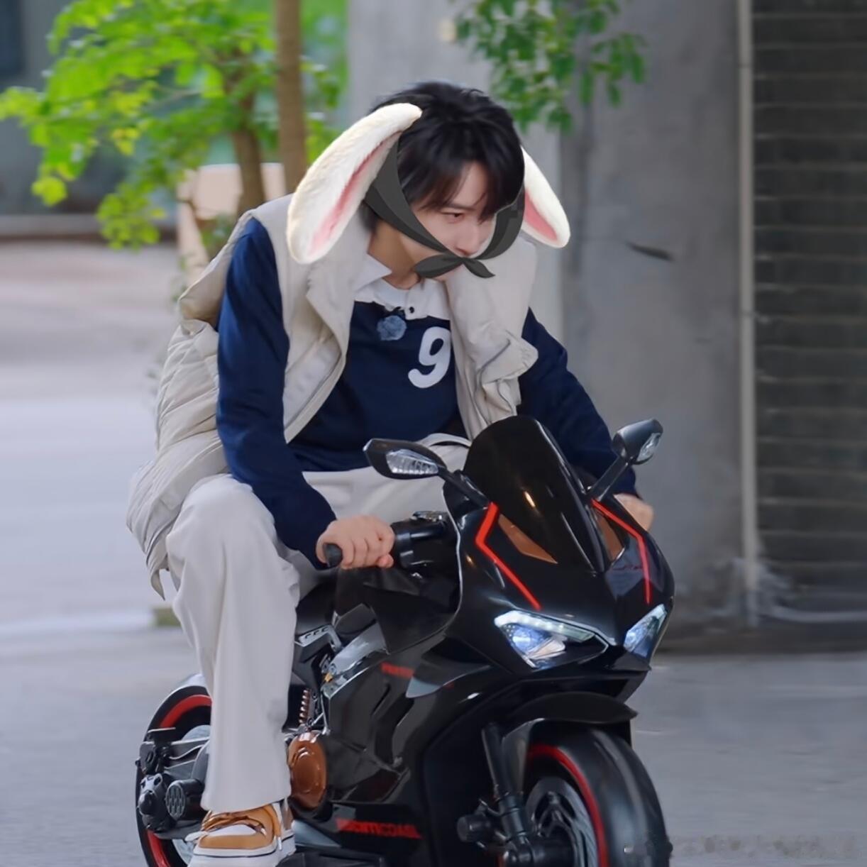 贺峻霖没少看短剧吧贺峻霖短剧首秀绝了！把“冲突强烈、台词犀利”拿捏得死死的，贺导