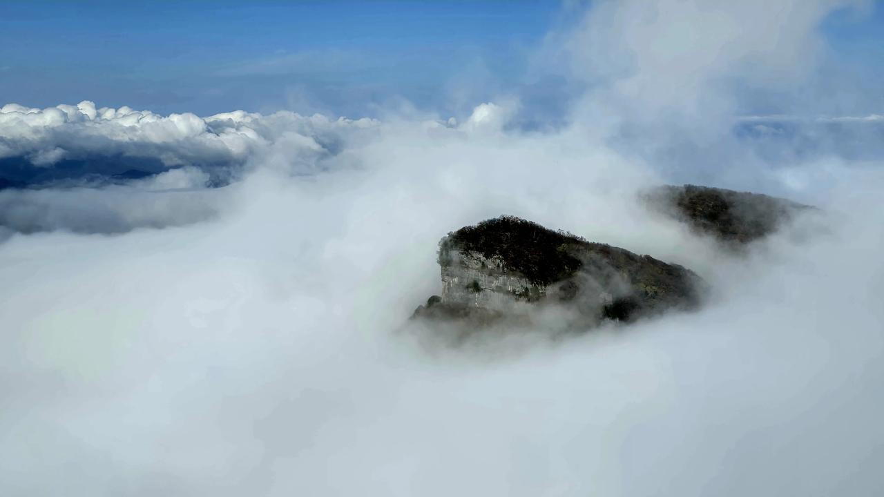 秋冬之交，汉中龙头山交织出独特的季节之美。落叶飘舞之后，便是落雪纷纷，显得神秘而