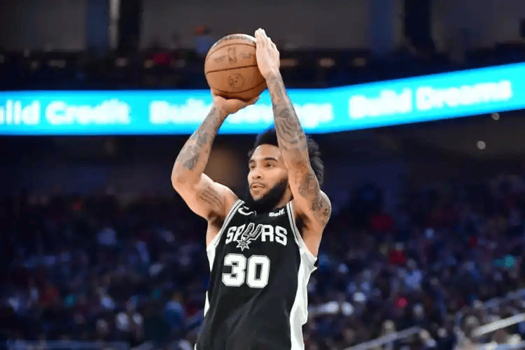 尚帕尼全场8投4中，三分5中2得到11分4篮板1助攻3抢断