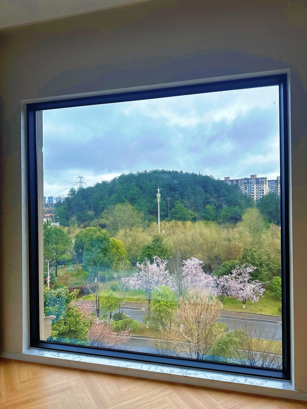 落地窗没有开窗，会后悔吗？
没有开窗的落地窗，一年四季都有不同的美景，很好看，但
