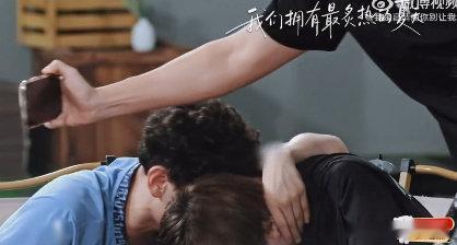 王以太抱着艾热哭披荆斩棘总决赛 走到收官这一刻情绪绷不住了，王以太抱着艾热落泪，