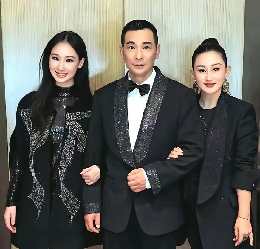 赵文卓在社交平台发文分享家庭温馨时刻，原来他带着妻子张丹露和大女儿一同亮相某时尚