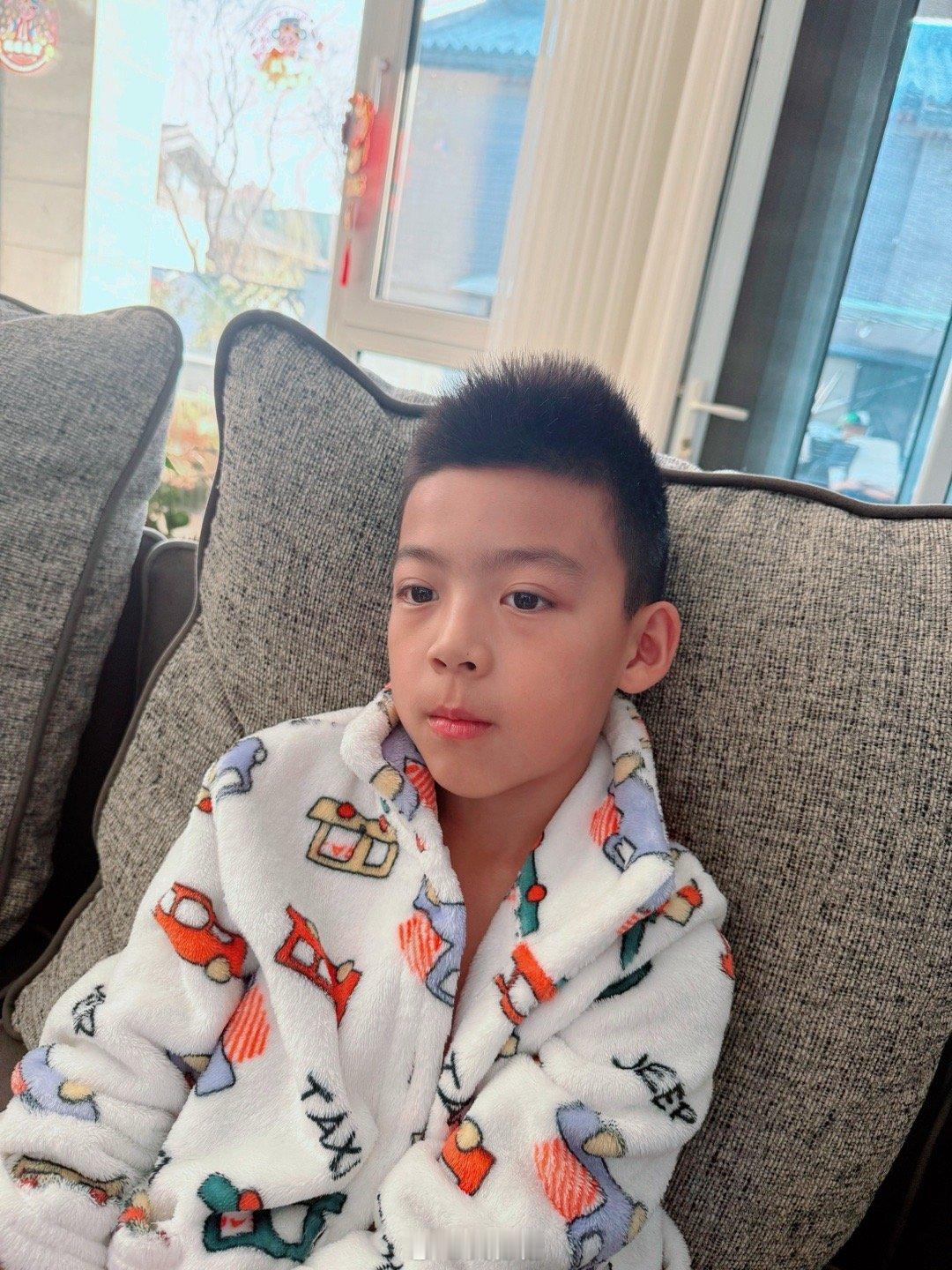 老二周日打完篮球就发烧了这几天也是在反反复复的退烧 发烧也难得穿上了衣服大家要注