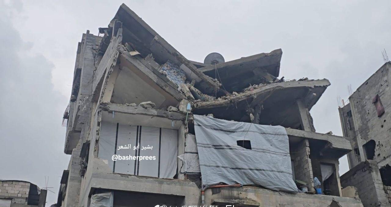 巴勒斯坦加沙市扎伊图恩街区，在以色列轰炸中遭受破坏的住宅楼在暴雨中进一步倒塌。