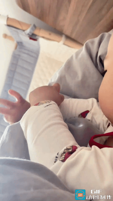 宝宝这一幕，真的能把人看的心都化了，小朋友的快乐简单到超乎我们想象。
 
   